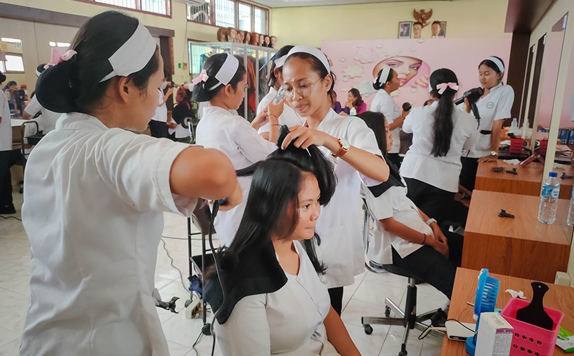 Praktek Pewarnaan Rambut Kelas XII kecantikan
